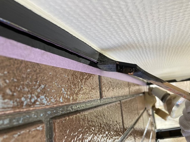 外壁材の隅など細かい箇所の塗装